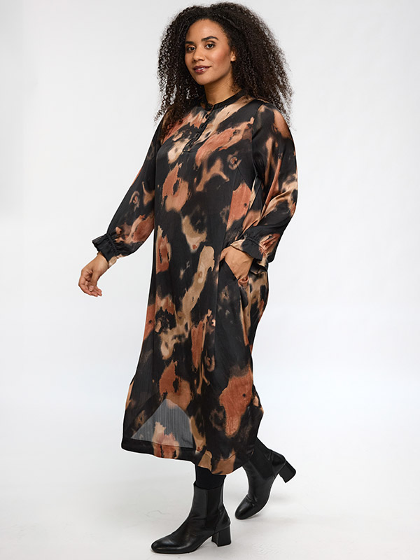 SCECILIE - Plus Size Klänning fra Studio