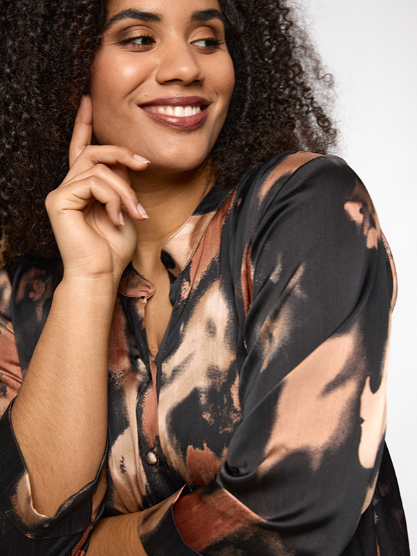 SCHARLOTTE - Plus Size Skjorta fra Studio