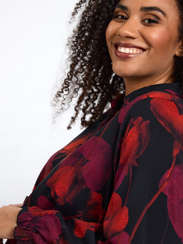 SGUNDA - Plus Size Klänning fra Studio
