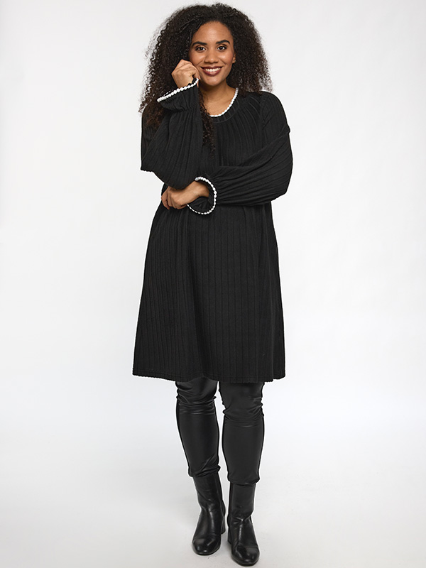 SGERDA - Plus Size Klänning fra Studio