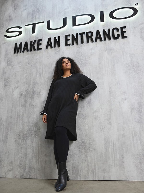 SGERDA - Plus Size Klänning fra Studio