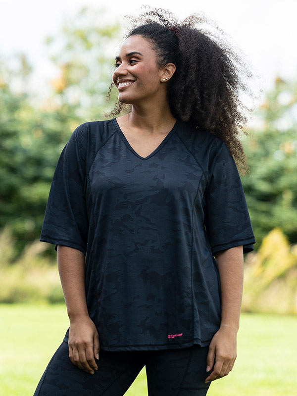 FITNESS - Plus Size Träningsblus fra Studio