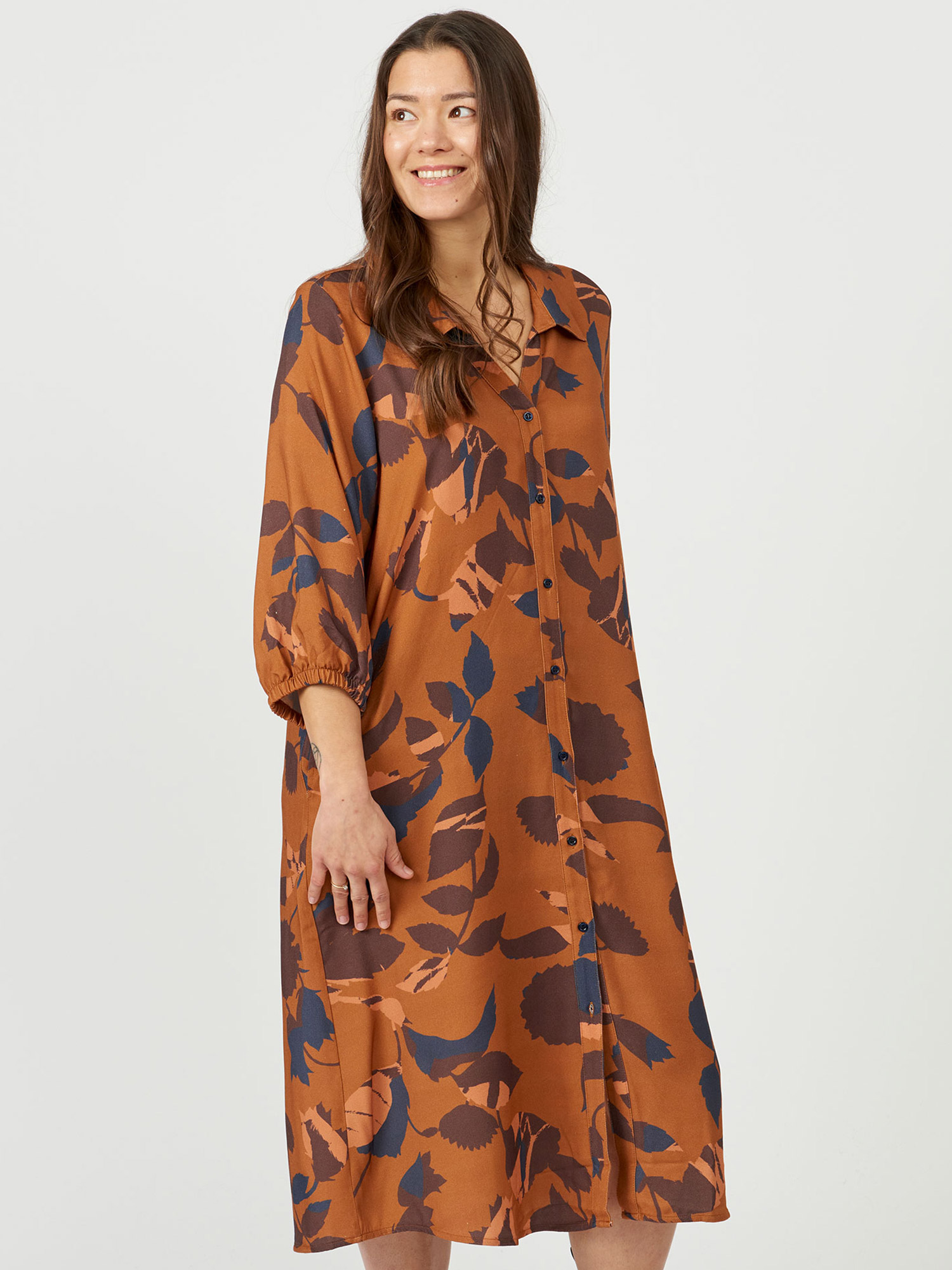 Tempe - Fin brun viskosskjortklänning med fint bladtryck fra Aprico