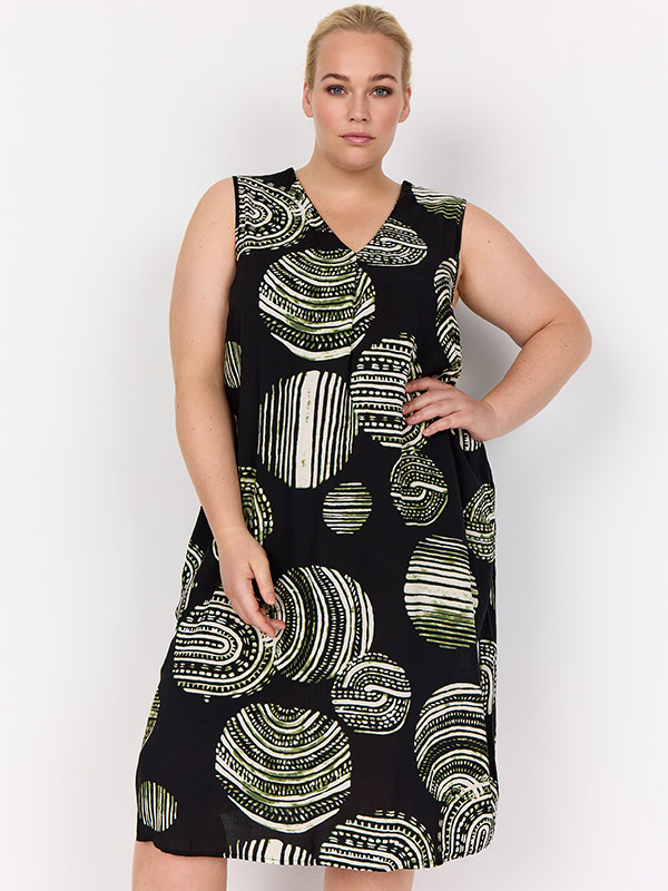 WA-MEDINE - Plus Size Klänning fra Wasabi Concept