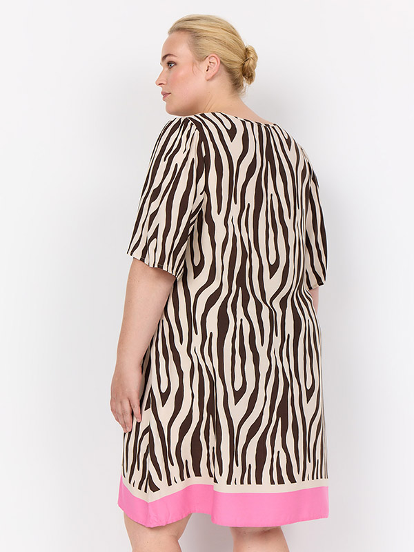 WA-MANDIE - Plus Size Klänning fra Wasabi Concept