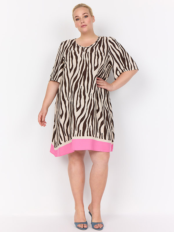 WA-MANDIE - Plus Size Klänning fra Wasabi Concept