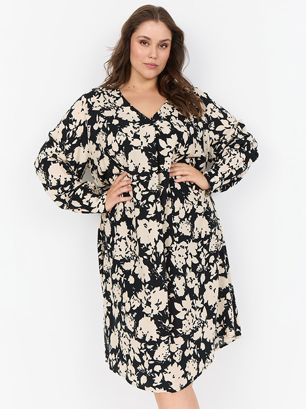 WA-SAPHINA - Plus Size Klänning fra Wasabi Concept