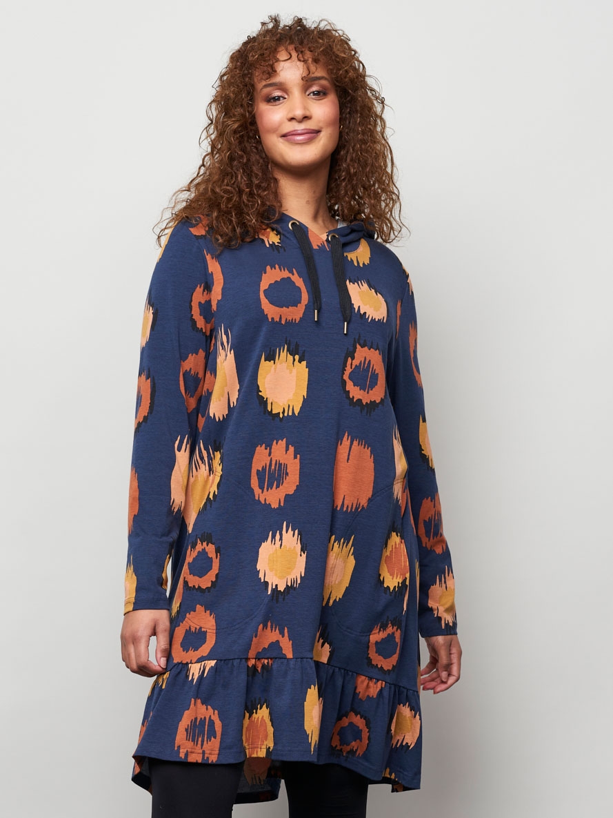 Blå tunika med mönster och volang fra Aprico