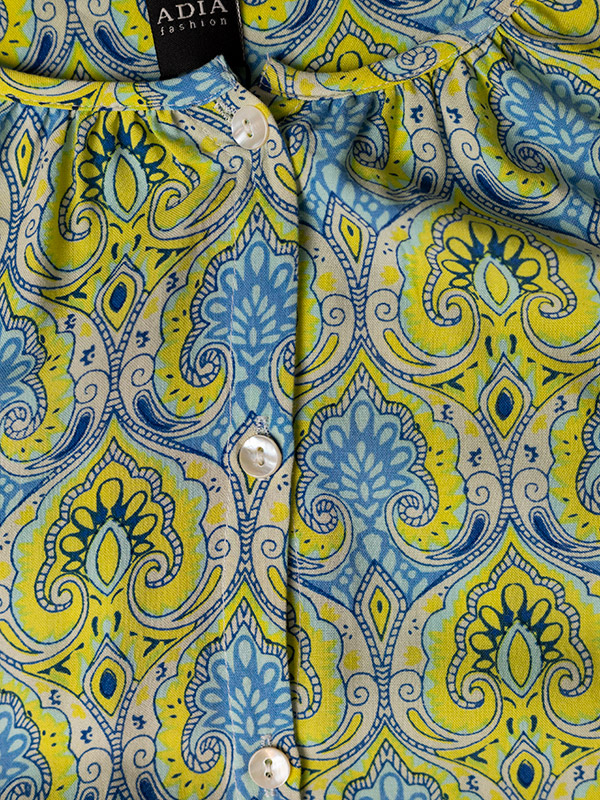 Viskosklänning i smart blått och grönt tryck fra Adia
