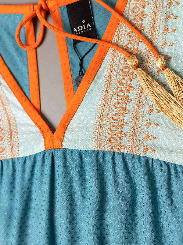 Blå viskosklänning med orange detaljer fra Adia