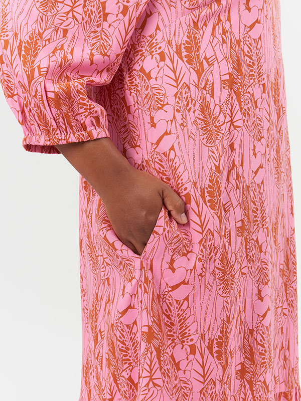 BINE - Rosa klänning med vackert tryck fra Adia