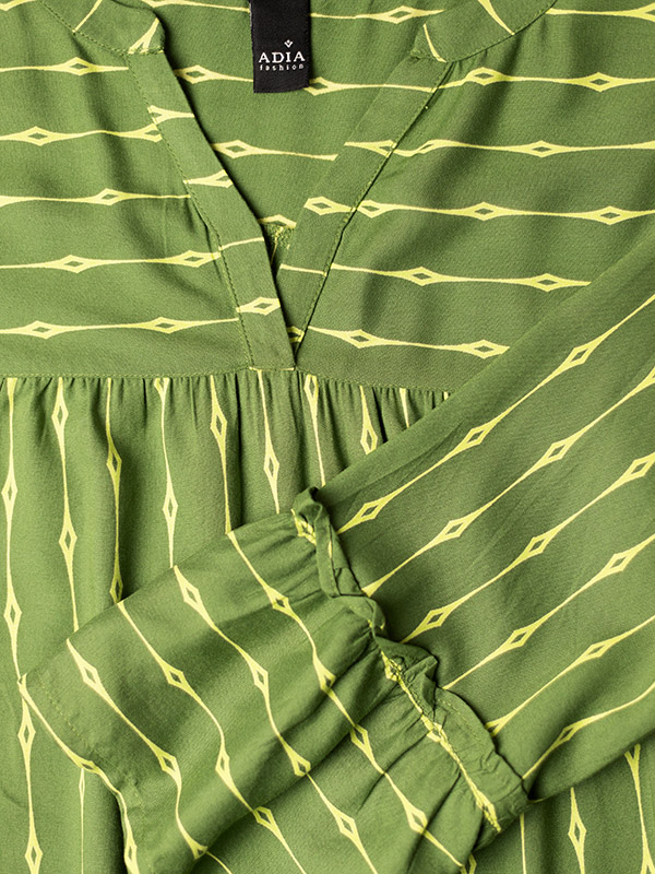 BLENDA - Grön viskosklänning med mönster fra Adia