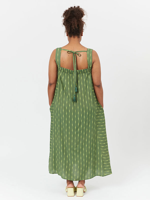 BODIL - Lång grön viskosklänning med vackert mönster fra Adia