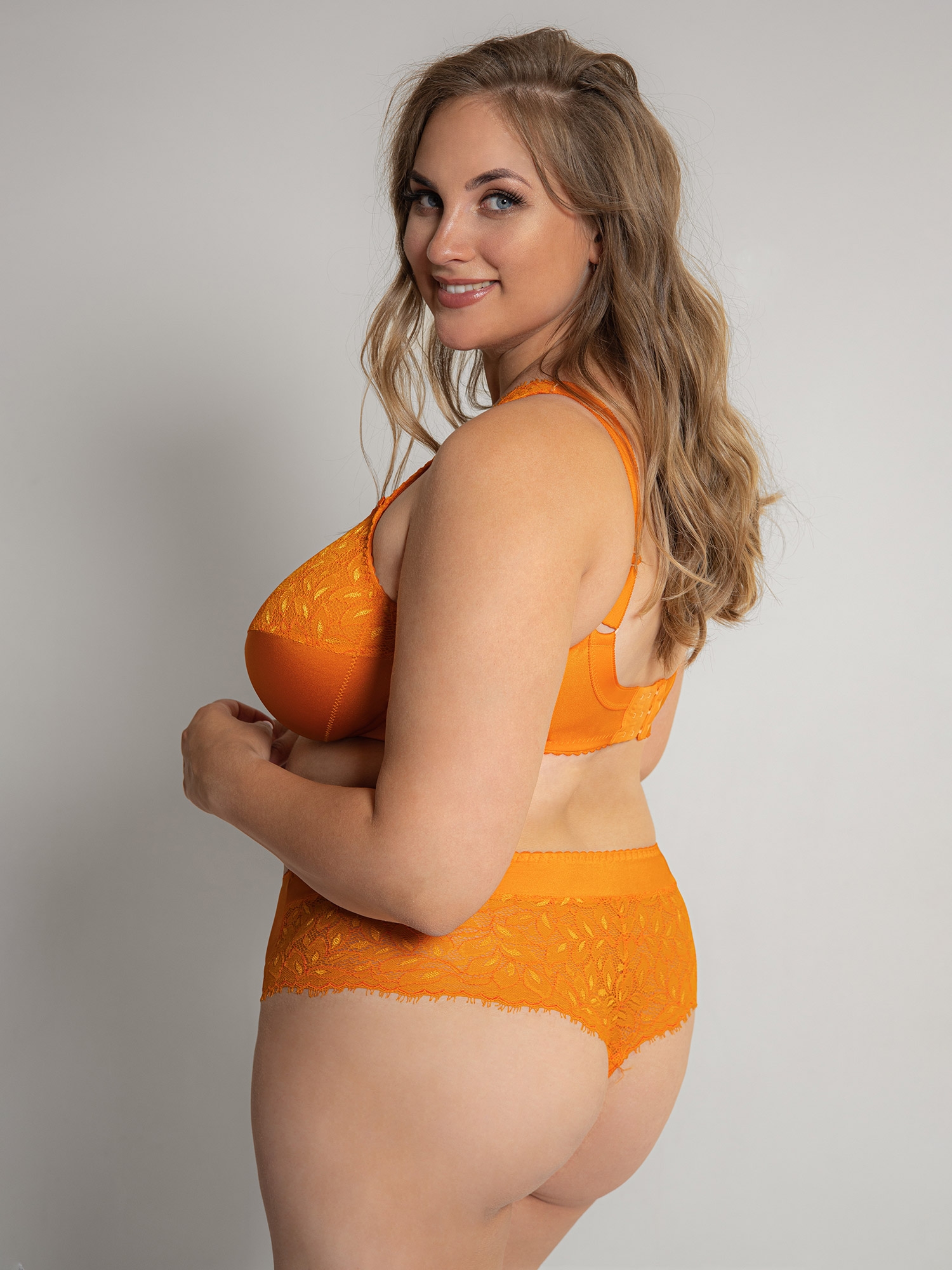 Beate Brazilian - G-string trosa med vacker orange spets fra Plaisir