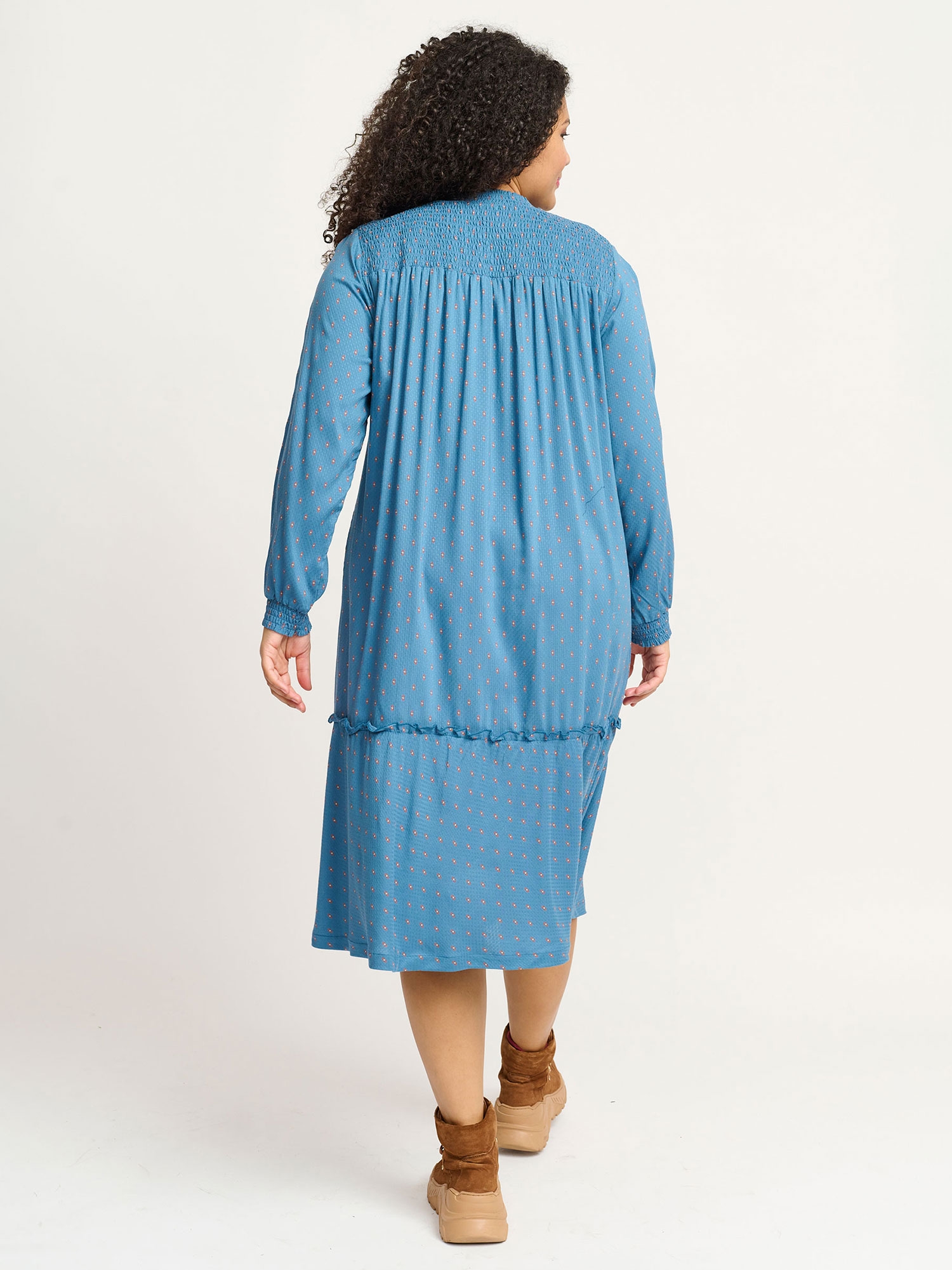 MARTY - Smuk blå viskose kjole med smock elastik og flæsekant fra Adia