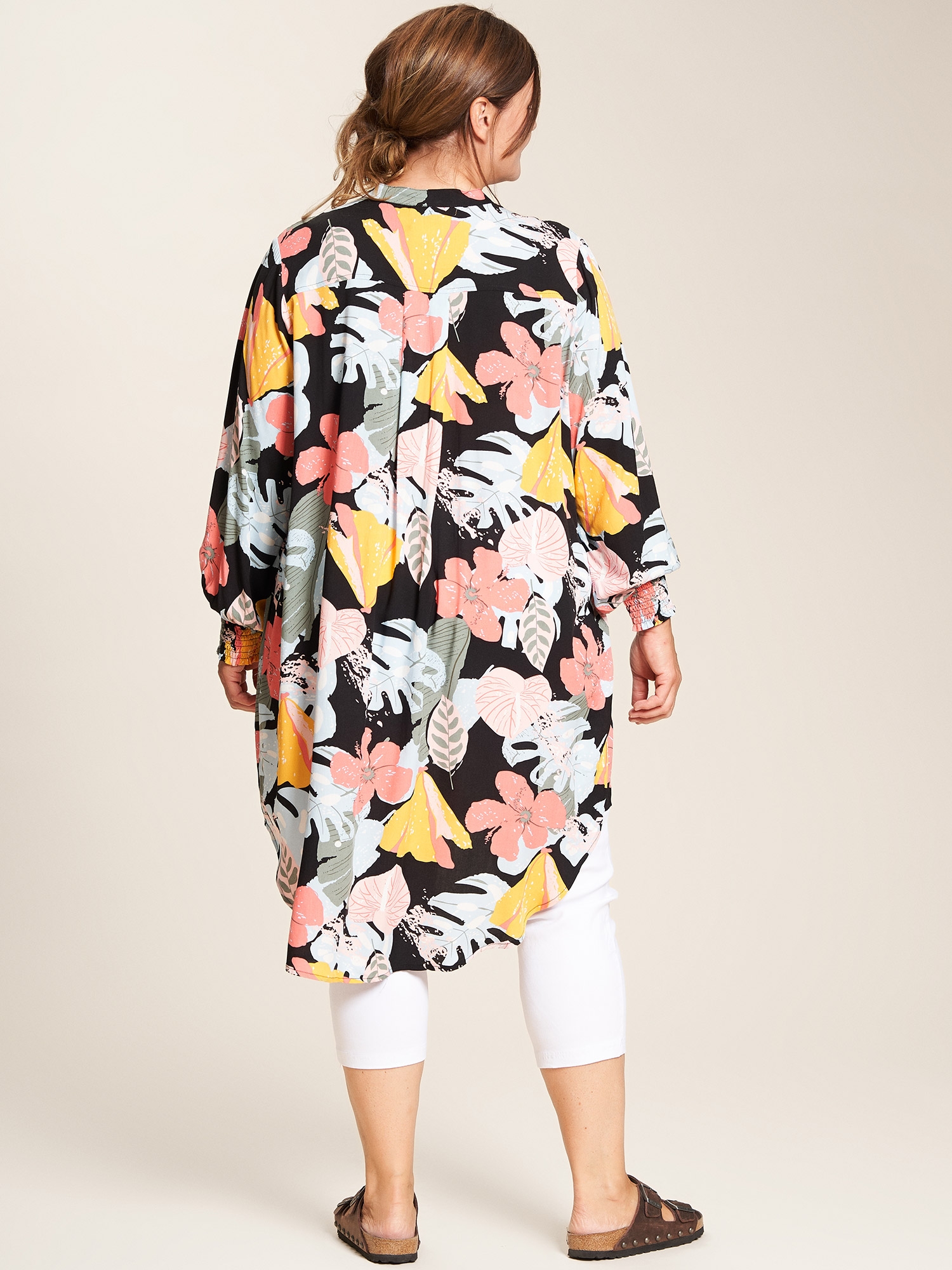 Ulrikke - Svart skjorta med blommigt tryck i vackra färger fra Gozzip