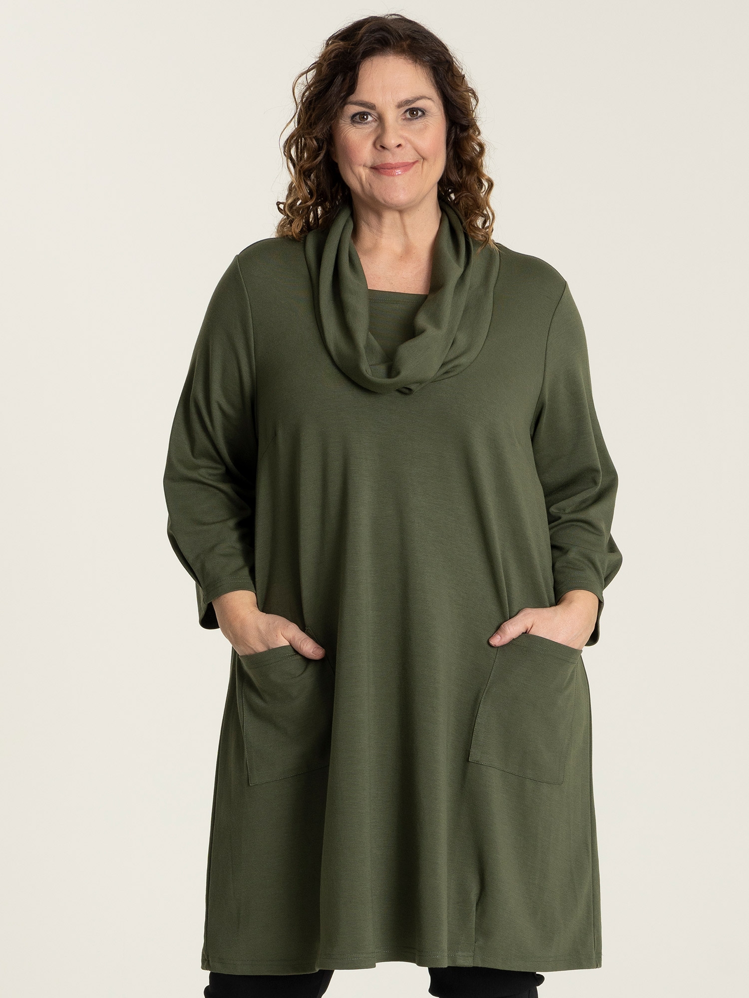 NIKOLINE - olivgrön tunika med fickor fra Gozzip