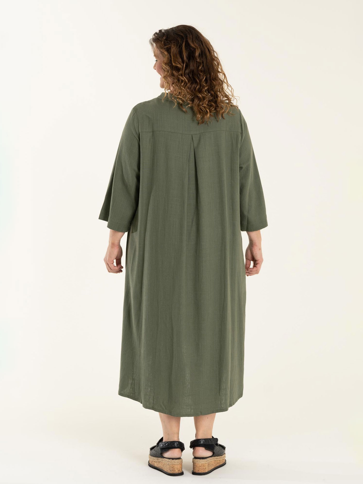 LENETTE - grön klänning med fickor i viskos och linne fra Gozzip