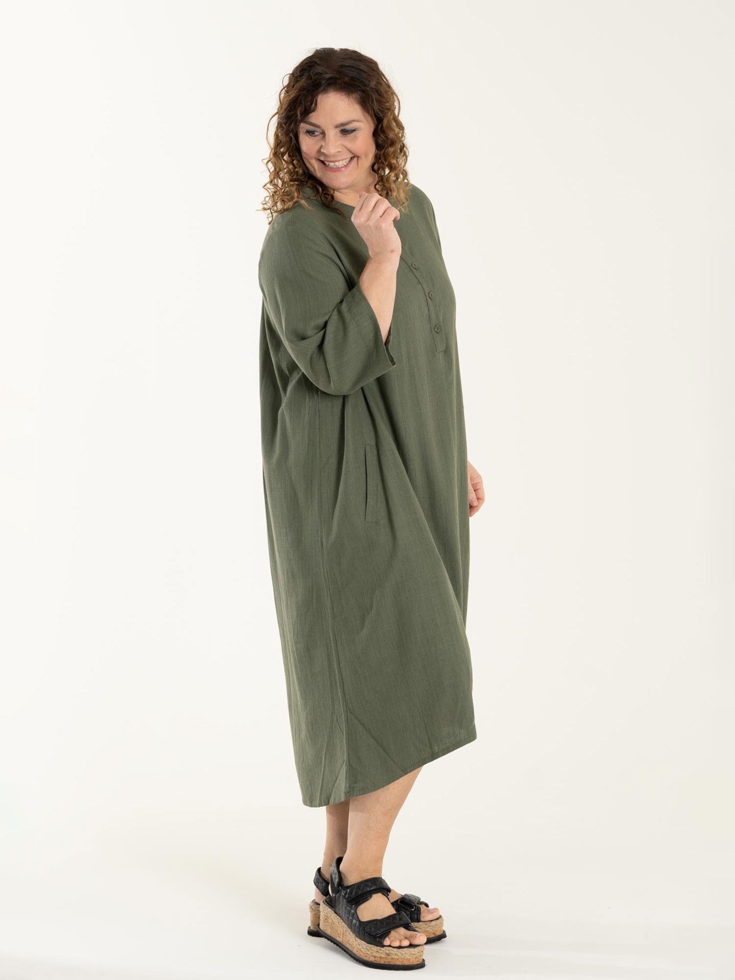 LENETTE - grön klänning med fickor i viskos och linne fra Gozzip