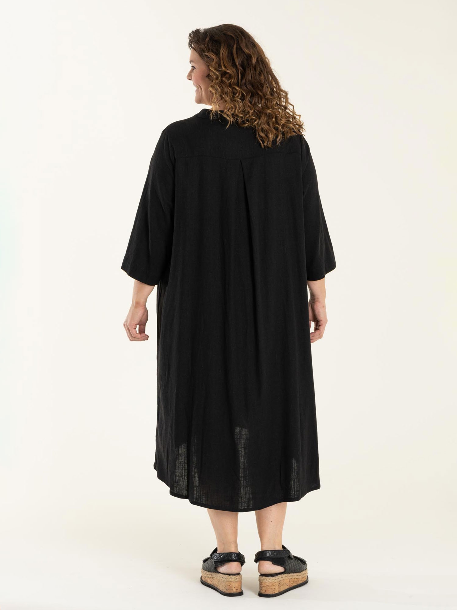 LENETTE - Svart klänning med V-ringning i exklusiv viskos och linne fra Gozzip