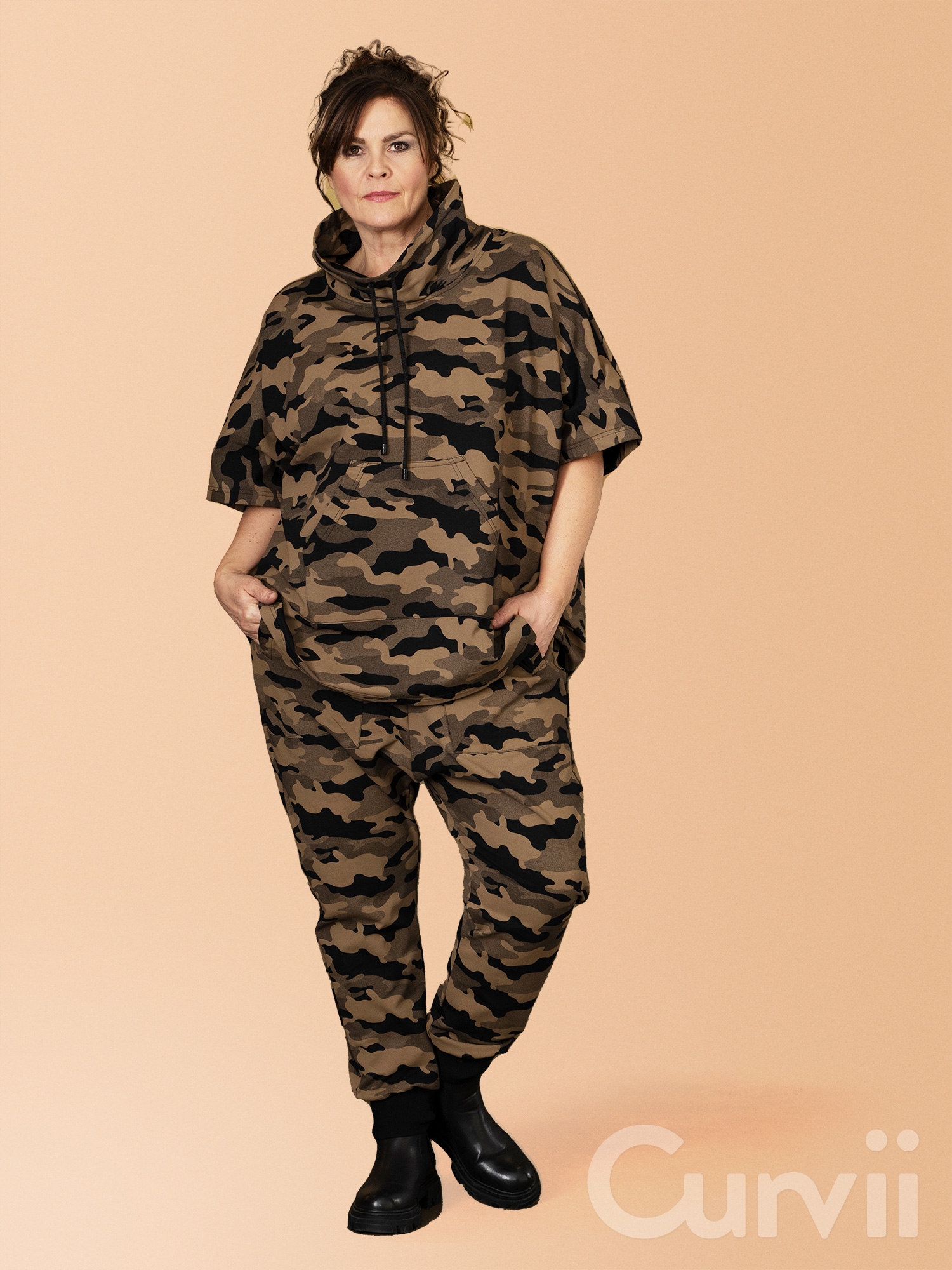 ANITA - Cool tunika/poncho i tung bomullstrikå med brunt armétryck fra Gozzip Black