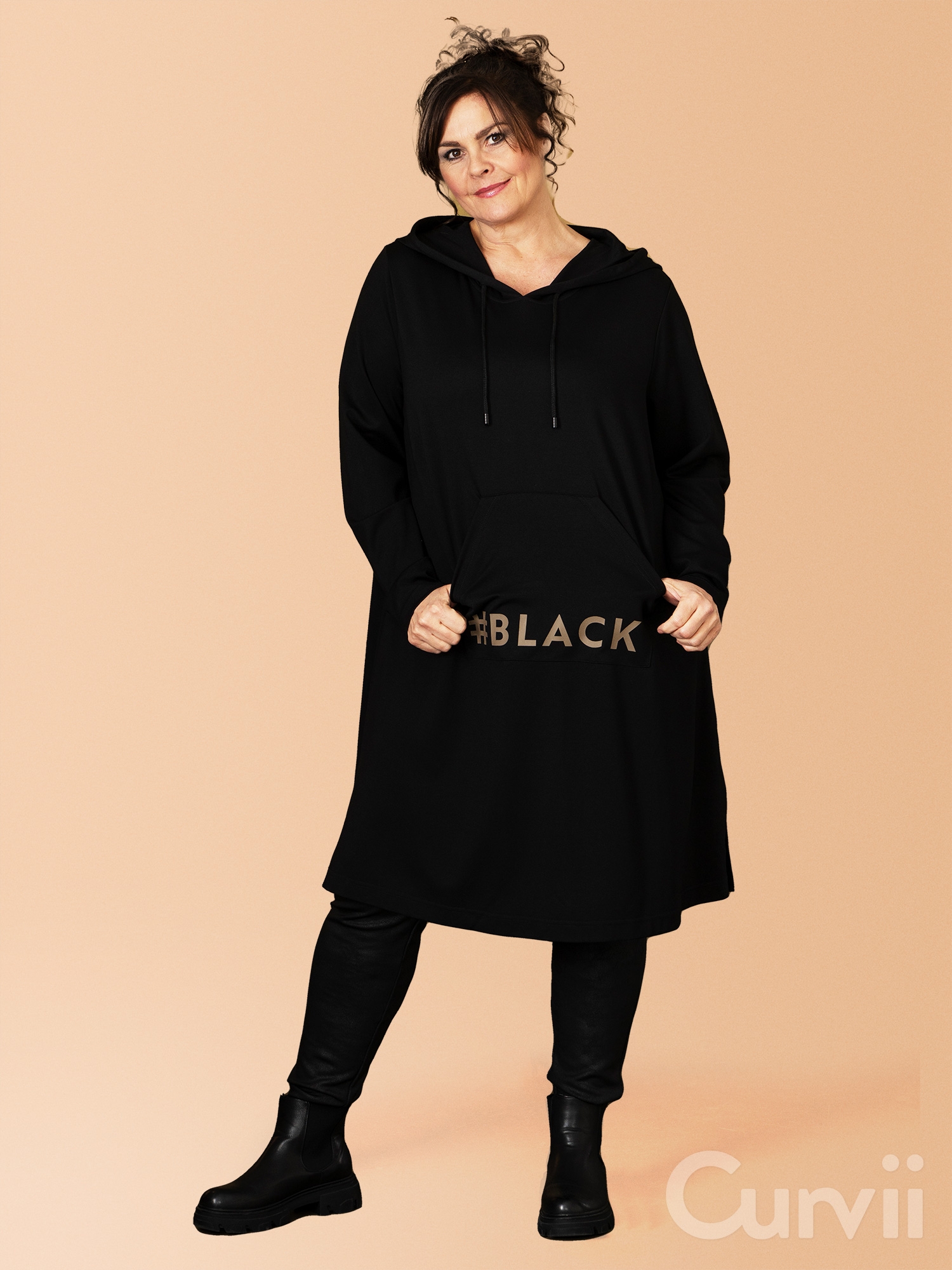 GURLI - svart tunika med brunt tryck och huva fra Gozzip Black