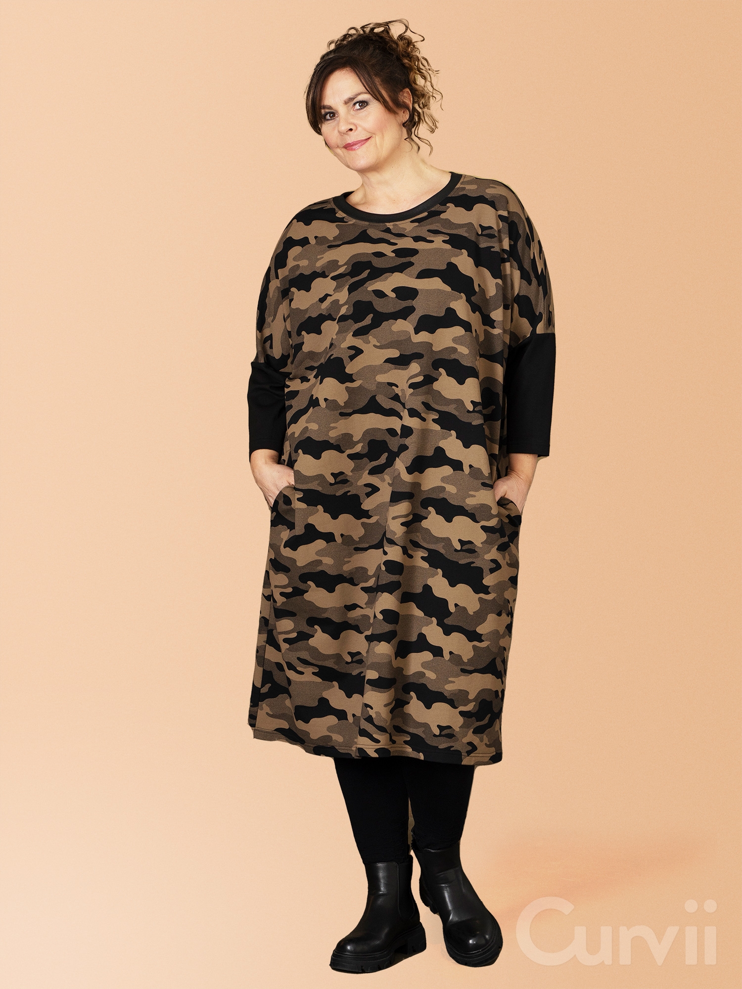 PIA - Oversize klänning i bomullstrikå med brunt kamouflagetryck fra Gozzip Black