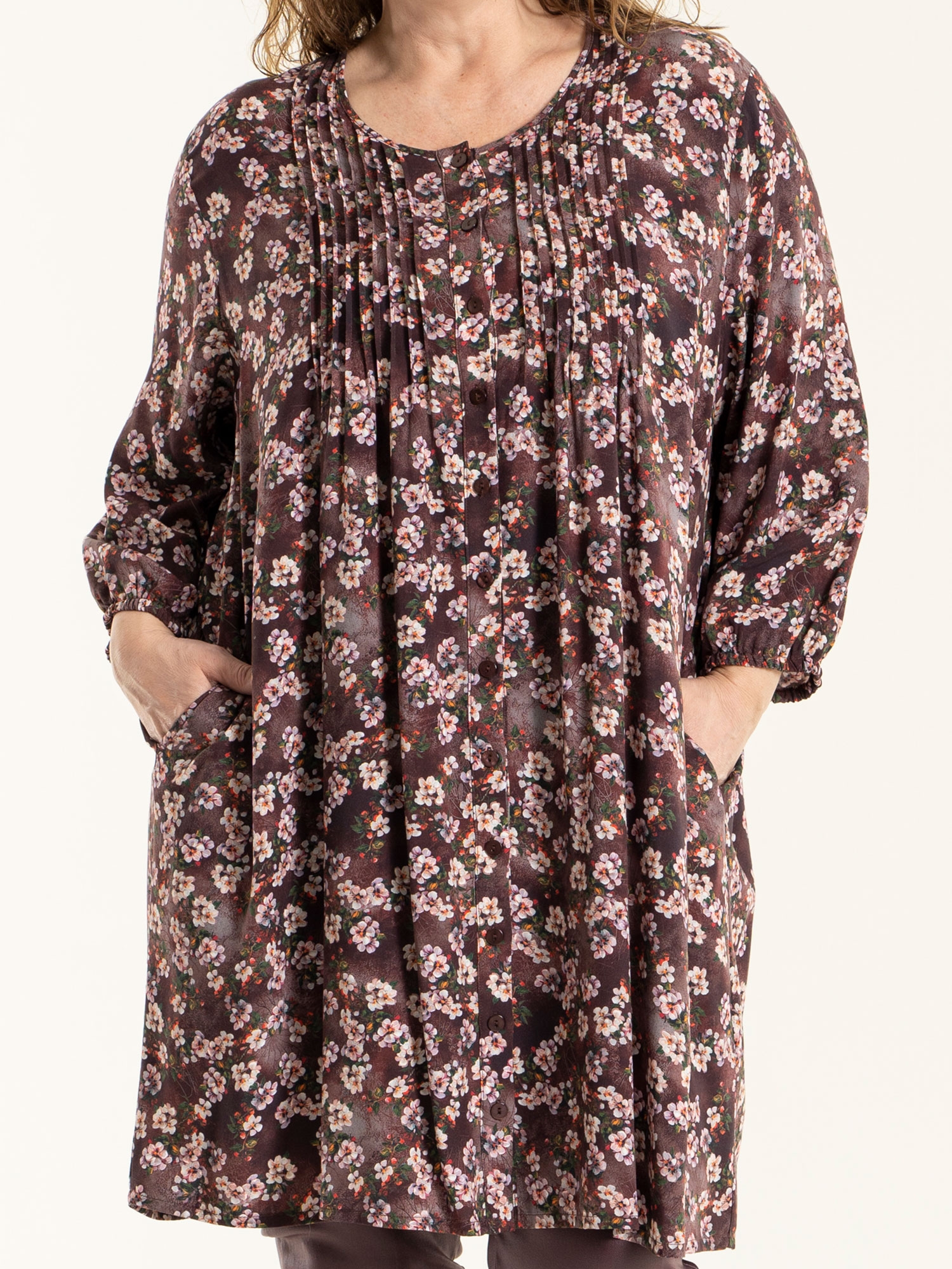Johanne - Flot skjorte tunika i viskose med flot bordeaux blomster print fra Gozzip