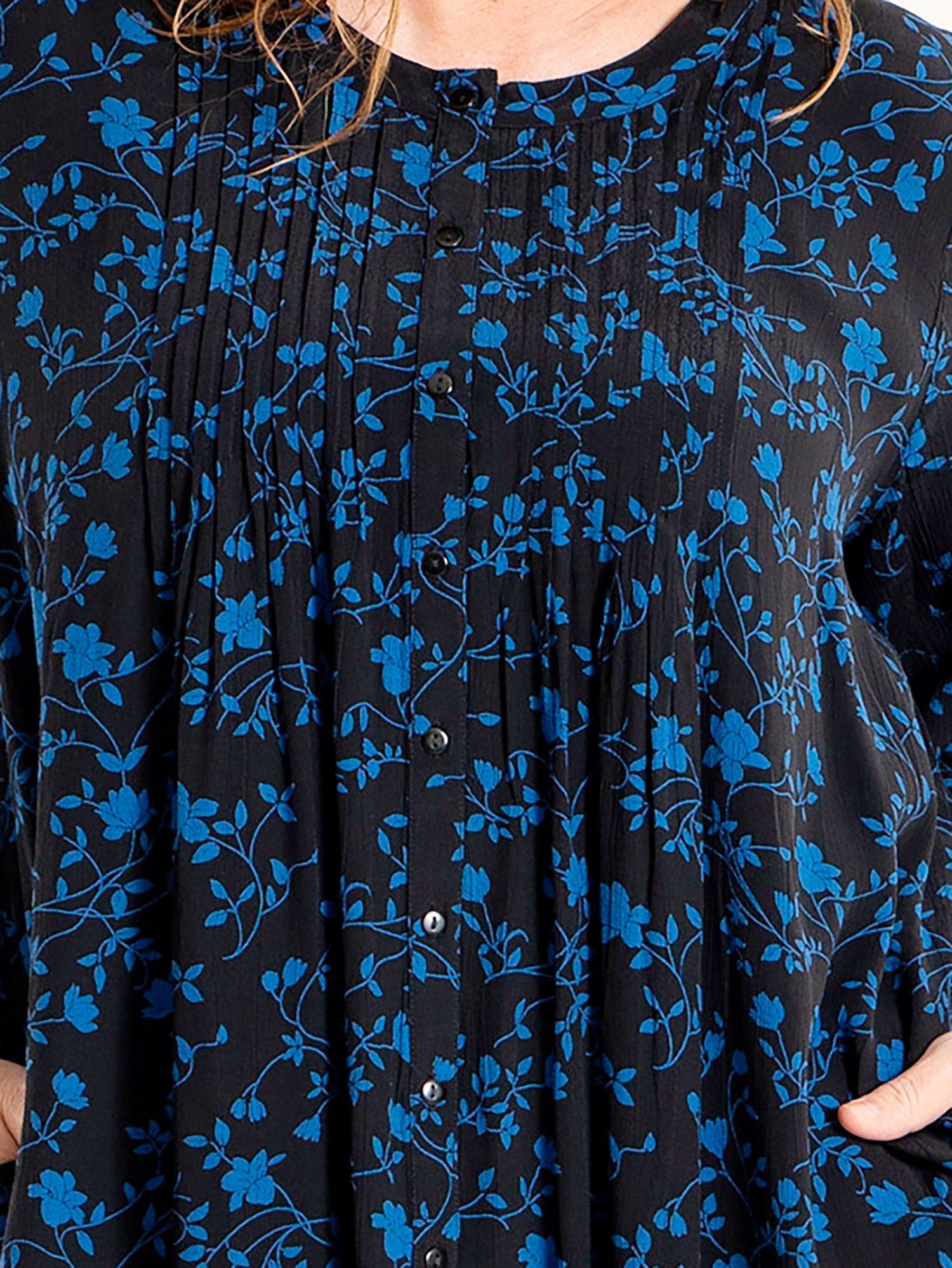 Johanne - svart viskos tunika med blå blommor fra Gozzip