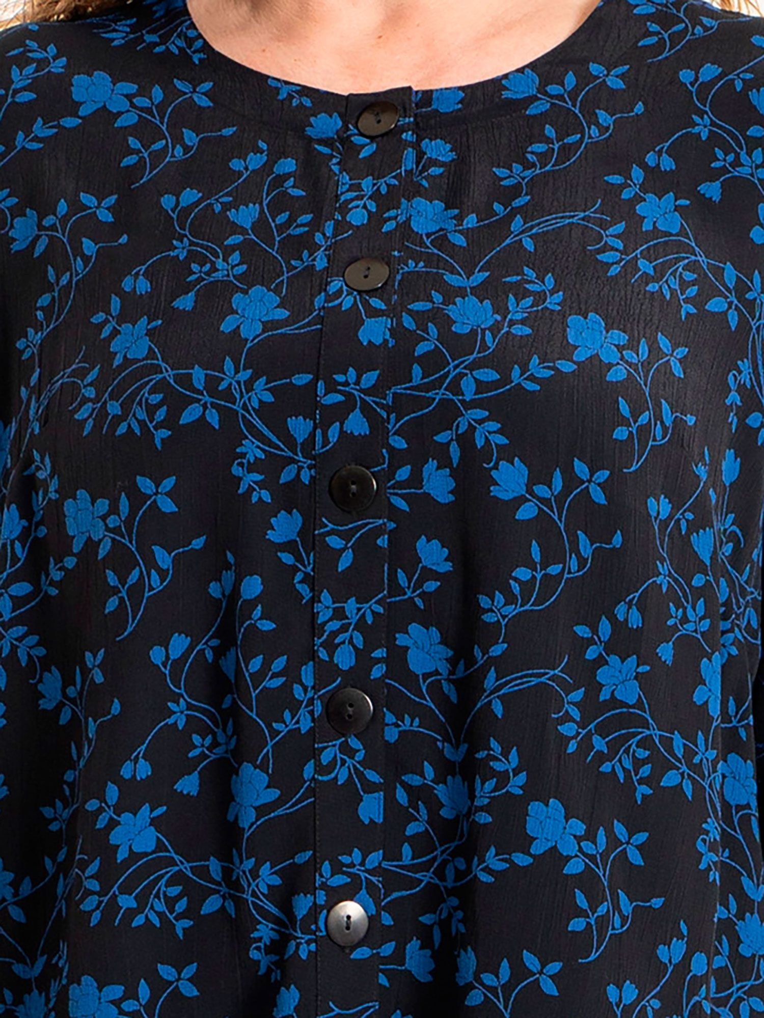 Ingelise - svart blus med blå blommor i viskos fra Gozzip