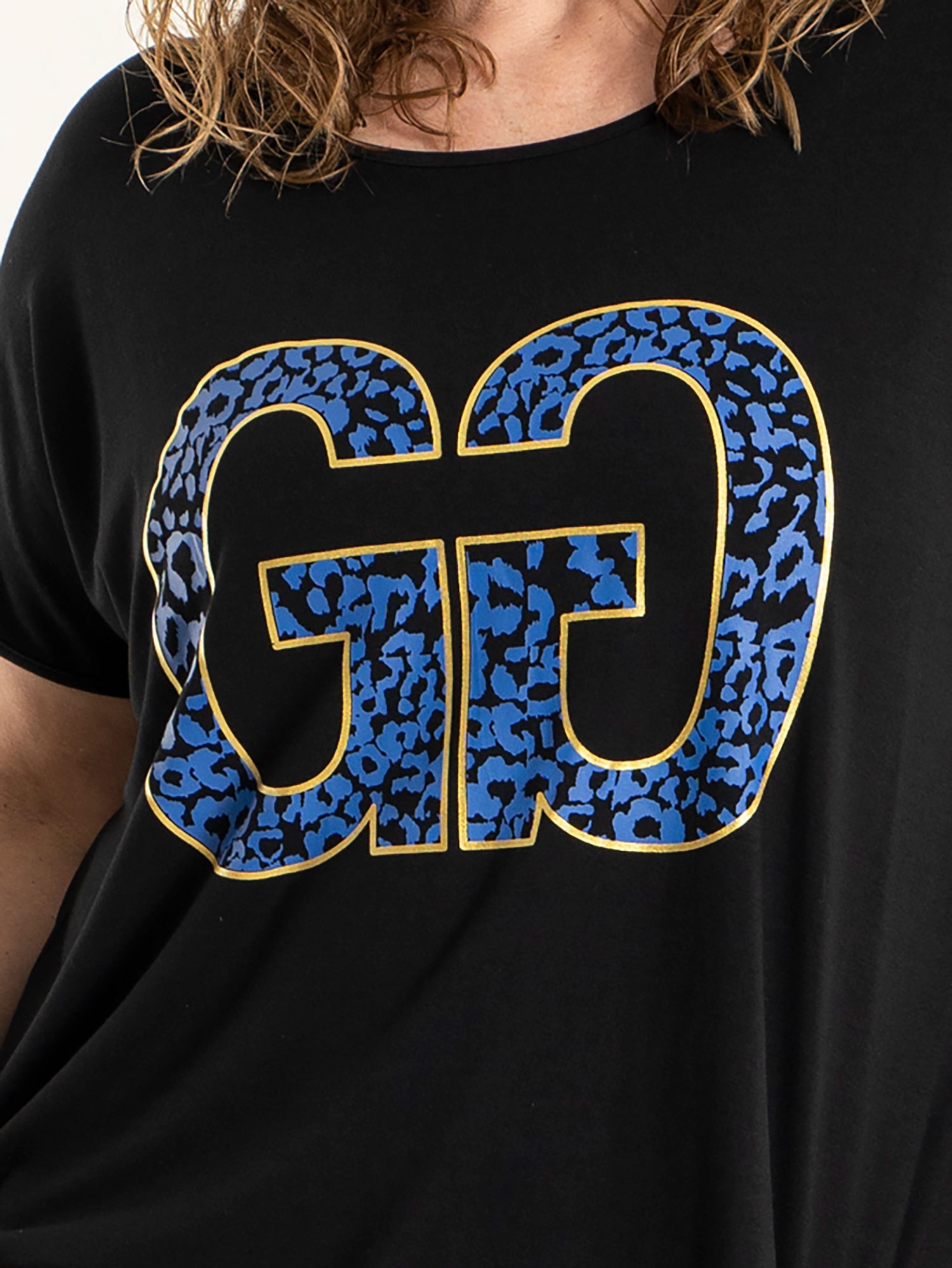 Gitte - Svart t-shirt i viskosjersey med guldtryck fra Gozzip