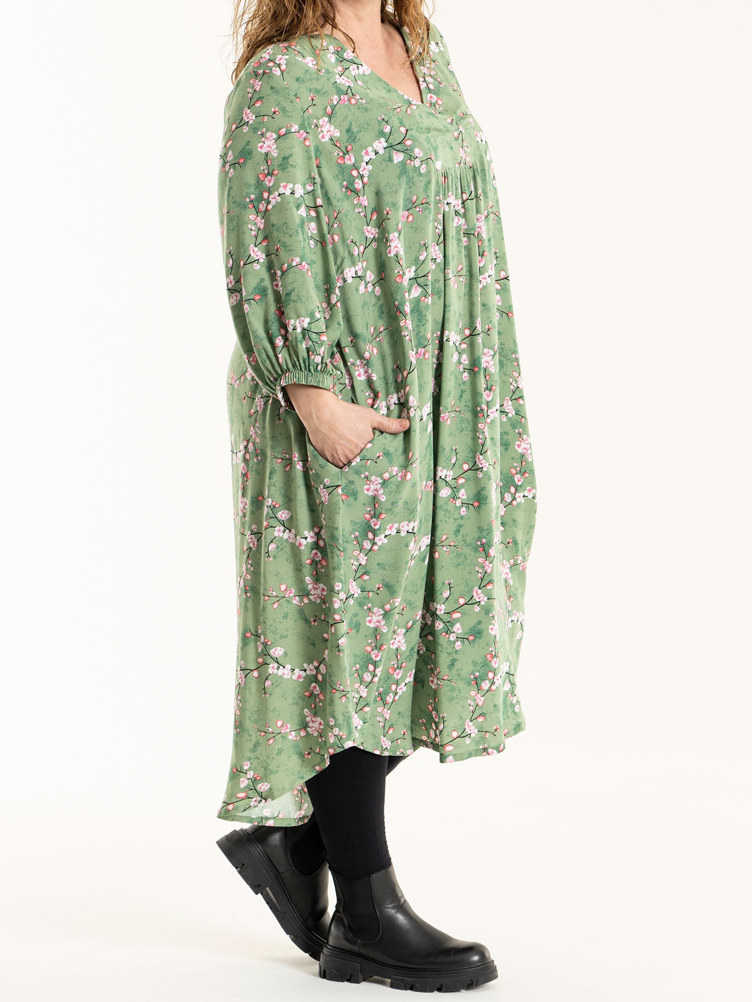 ELSE - Grön viskosklänning med blommönster fra Gozzip