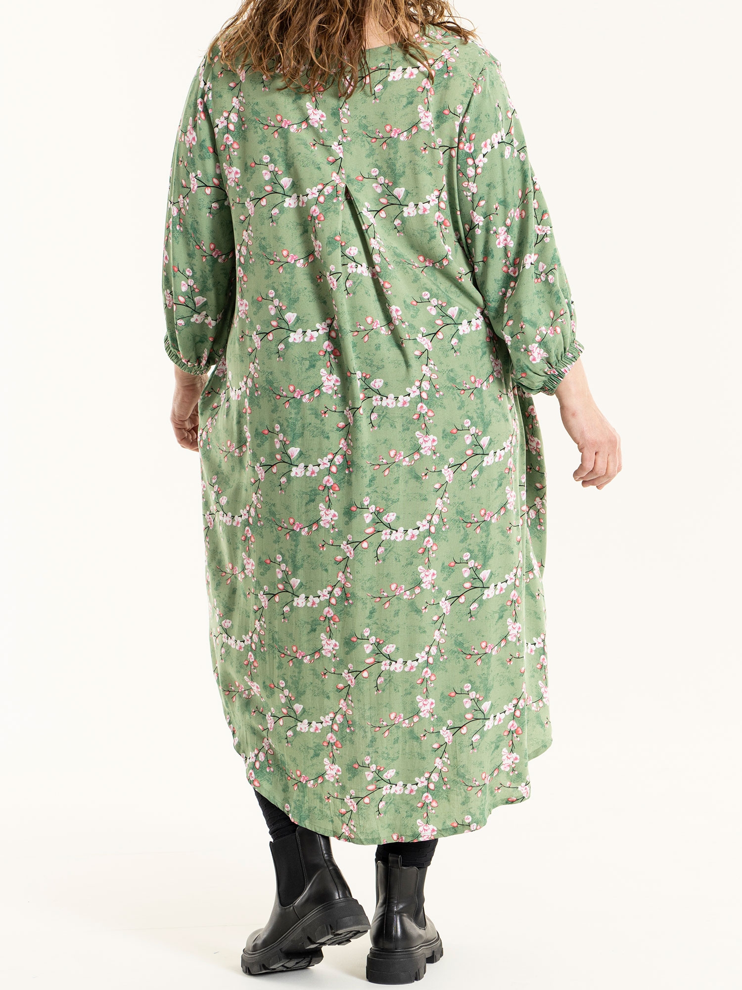 ELSE - Grön viskosklänning med blommönster fra Gozzip