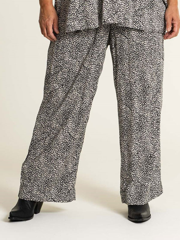 MARGRETHE  - Plus Size Byxor fra Gozzip