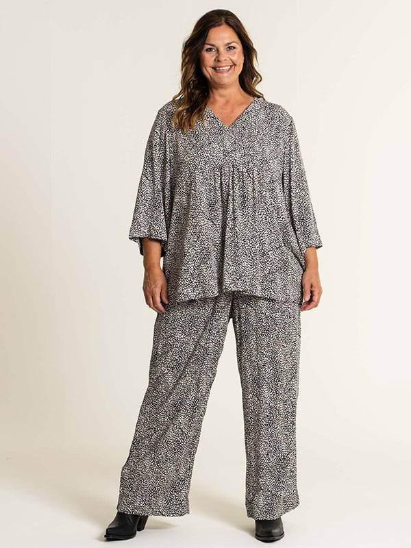 MARGRETHE  - Plus Size Byxor fra Gozzip