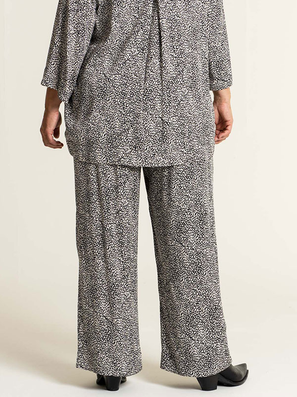 MARGRETHE  - Plus Size Byxor fra Gozzip