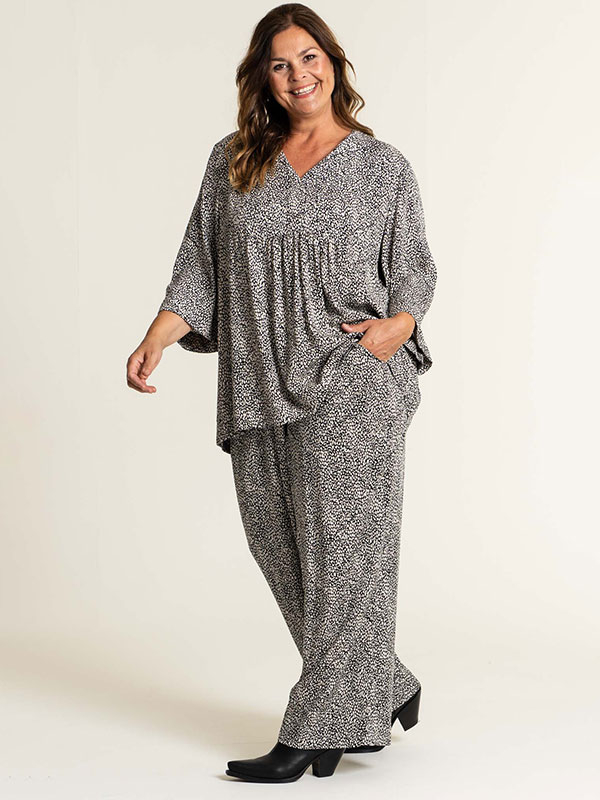 MARGRETHE  - Plus Size Byxor fra Gozzip