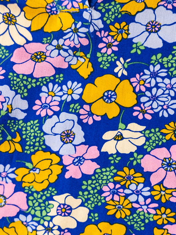 ELSE - Kungsblå viskosklänning med blommönster fra Gozzip