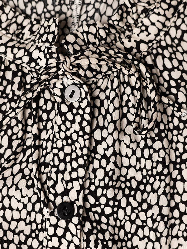 ALEXANDRA - Lång svart viskosklänning med fint vitt tryck fra Gozzip