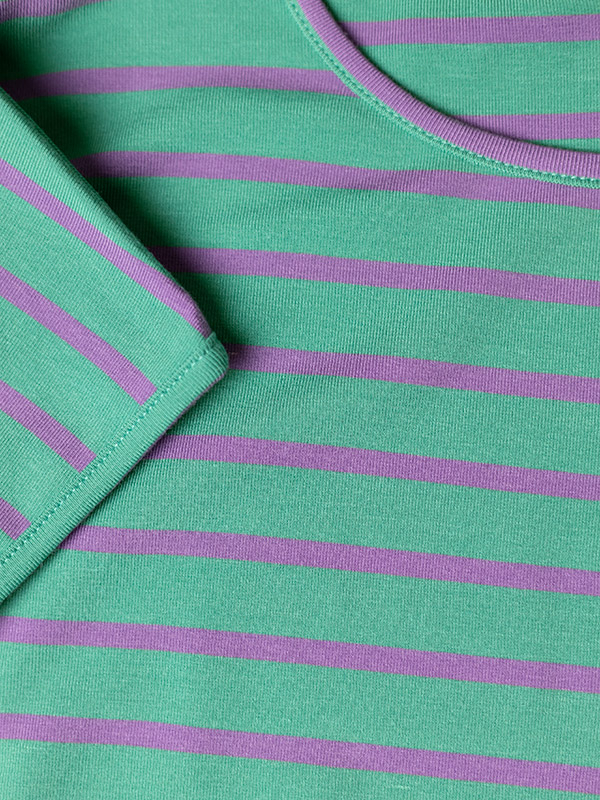 GITTE - Grön t-shirt med lila ränder fra Gozzip