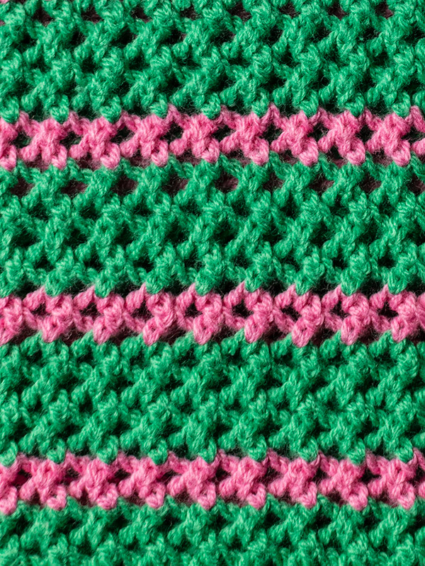 CAROLINA - Stickad grön blus med rosa ränder fra Gozzip