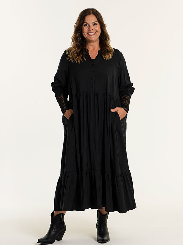 CONNY - Lång svart klänning fra Gozzip