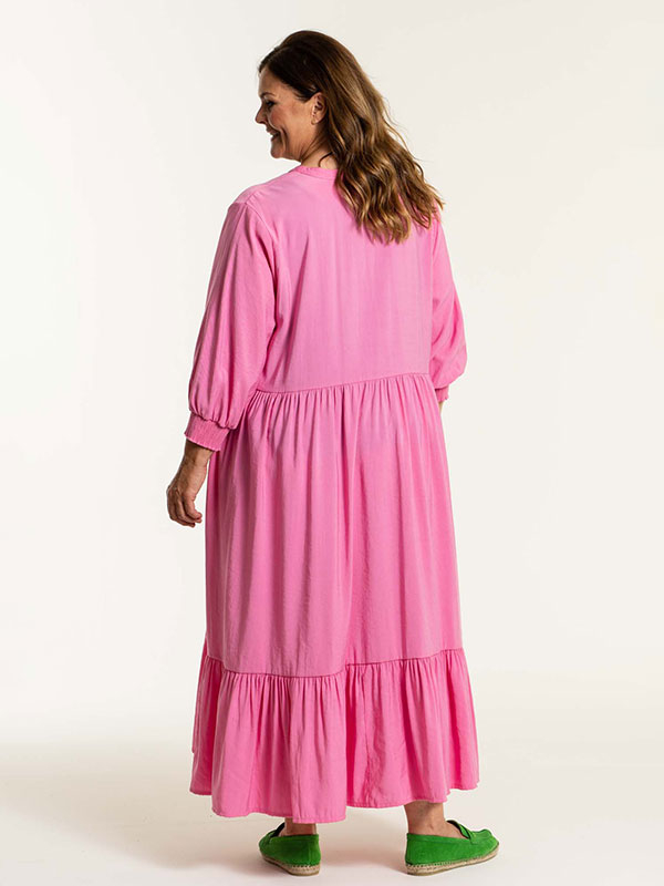 CONNY - Lång rosa klänning med fickor och V-ringning fra Gozzip