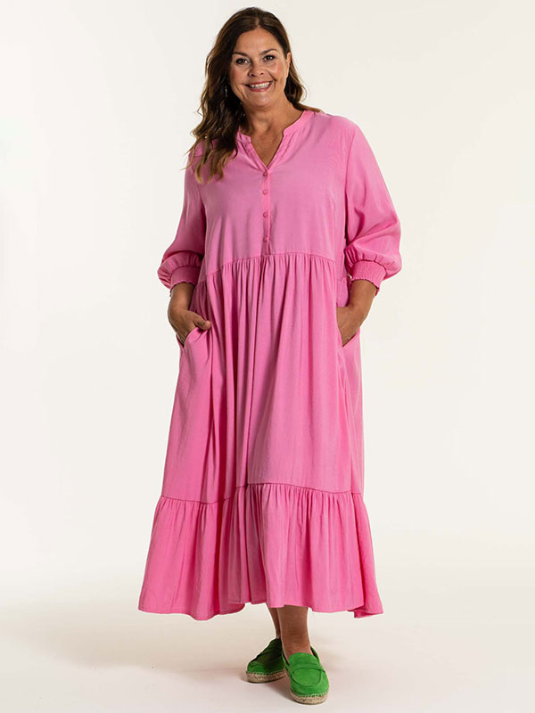 CONNY - Lång rosa klänning med fickor och V-ringning fra Gozzip