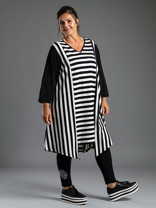 MATILDA - Lång tunika med svarta och vita ränder fra Gozzip Black