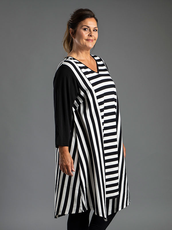 MATILDA - Lång tunika med svarta och vita ränder fra Gozzip Black