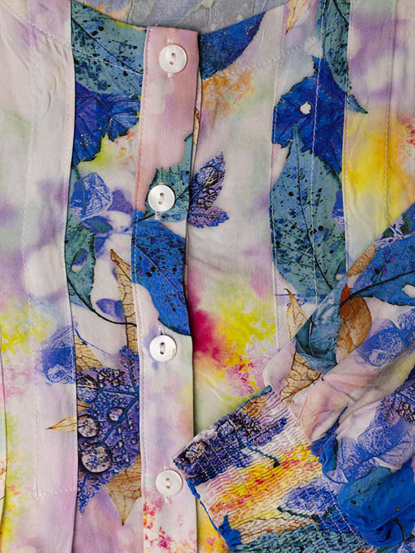 ADILE - Vit skjorttunika med blå blommor fra Gozzip