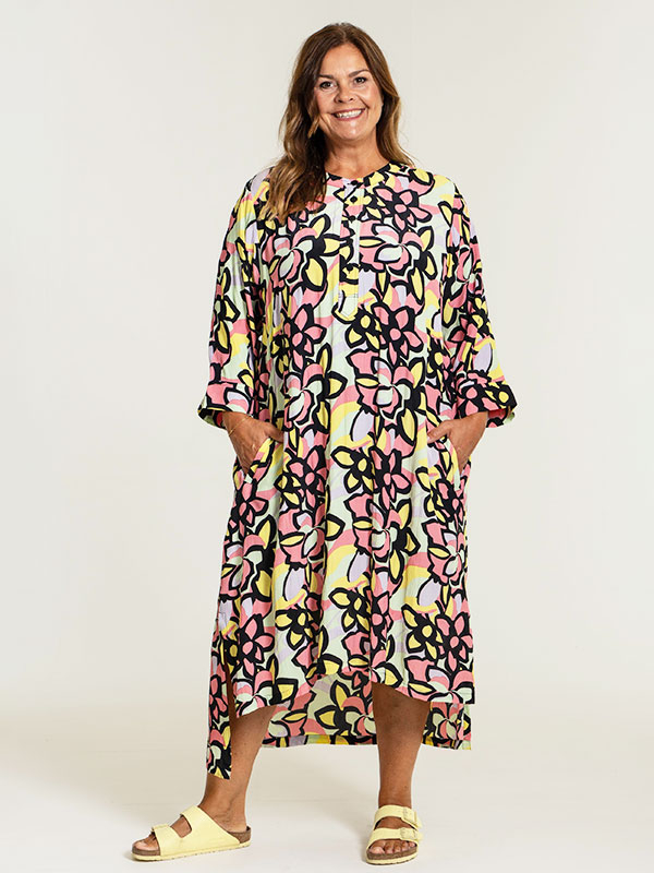 ANNICA - Lång klänning med blommönster i klara färger fra Gozzip