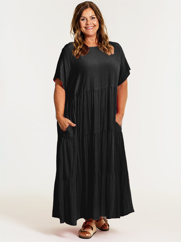 SUSSIE - Lång svart klänning i viskos fra Gozzip