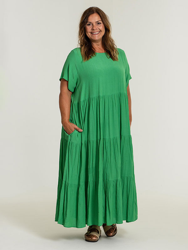 SUSSIE - Lång grön klänning i 100% viskos fra Gozzip